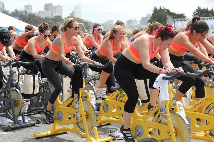 Grupo de personas haciendo spinning