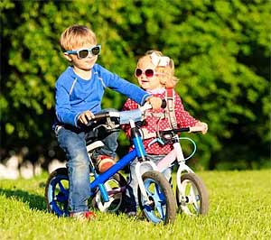 Las bicicletas sin pedales para los niños sirven para ayudarles a aprender a mantener el equilibrio sobre 2 ruedas