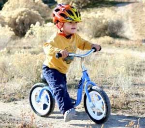 La mejor manera de aprender a mantener el equilibrio sobre 2 ruedas es una bicicleta sin pedales.