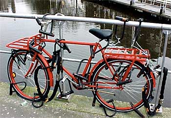 Para evitar el robo de piezas de la bicicleta se pueden utilizar múltiples cerraduras y cadenas... 