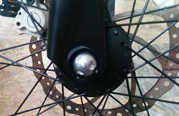 Antirrobo para evitar el robo de piezas de la bicicleta como las ruedas