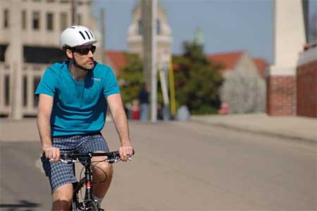 El casco para ciclismo protege y es una precaución de seguridad necesaria