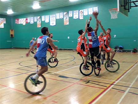 Durante la convención de monociclo en Donostia-San Sebastián se celebraron competiciones de deportes por equipos