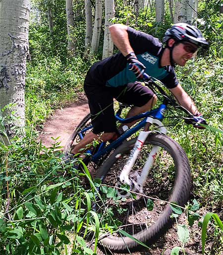 Está demostrado lo práctica que resulta la tija de sillín telescópica para los pilotos de Enduro y DownHill.