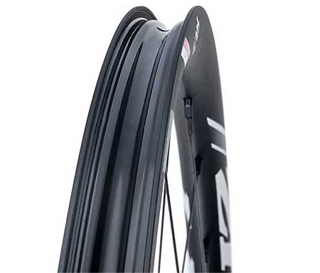 Las ruedas Zipp 30 Course son las primeras de Zipp para montar sin cámara (tubeless)