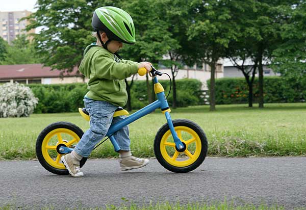 Las bicicletas sin pedales sirven para enseñar a los niños a mantener el equilibrio sobre dos ruedas