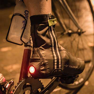Los cubrezapatillas con luz de seguridad para ciclistas maximizan la visibilidad de los ciclistas en la carretera